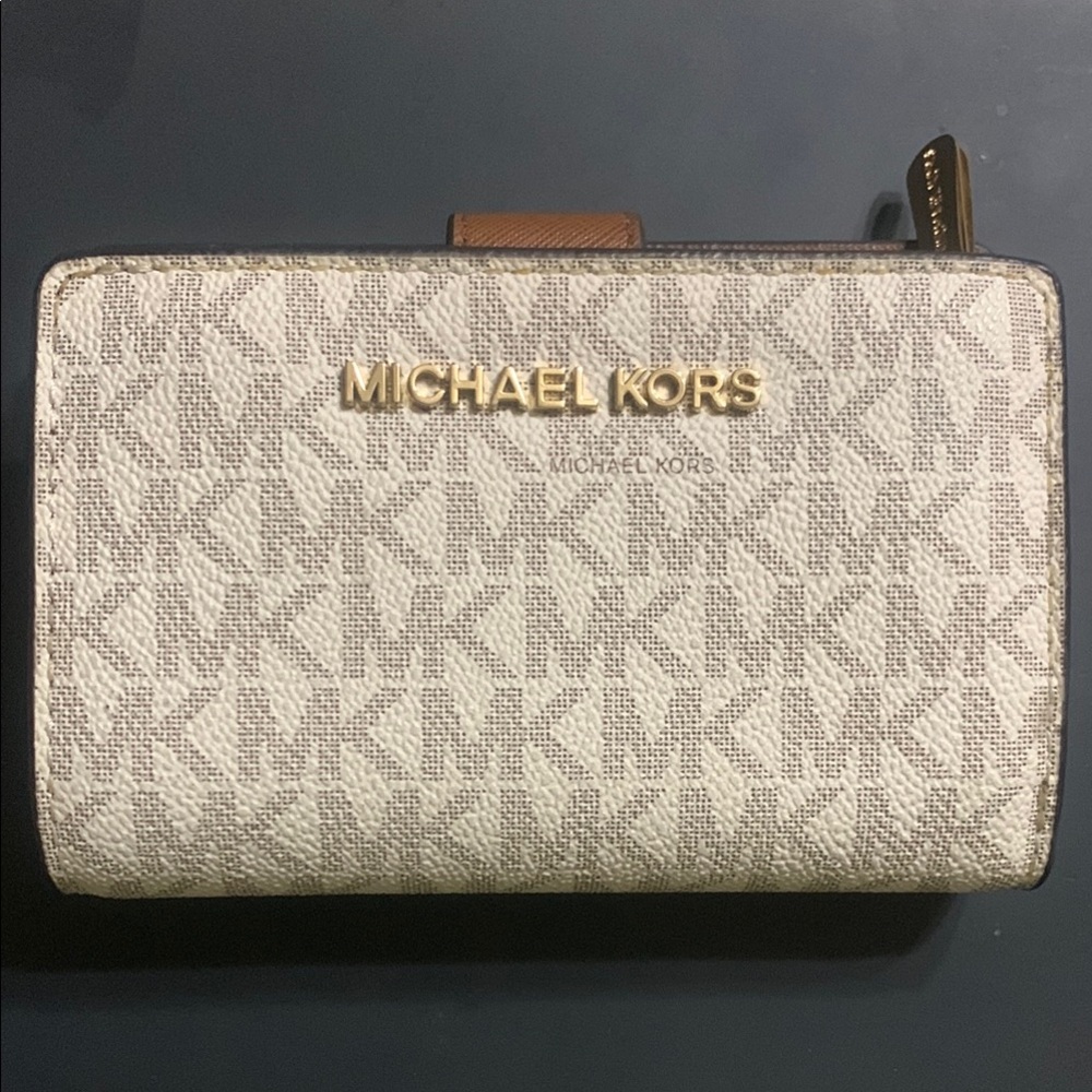 Michael Kors Signature wallet 
3 compartments cream & brown leather